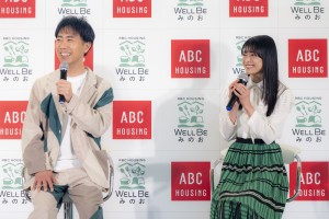 住まいと暮らしのテーマパーク「ABCハウジング ウェルビーみのお」のオープン記念PRイベントで終始笑顔を絶やさずに、夫婦ならではのトークを弾ませた藤井隆と乙葉