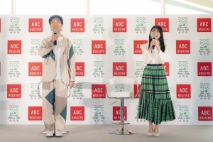 住まいと暮らしのテーマパーク「ABCハウジング ウェルビーみのお」のオープン記念PRイベントにゲストとして出席した藤井隆・乙葉夫妻