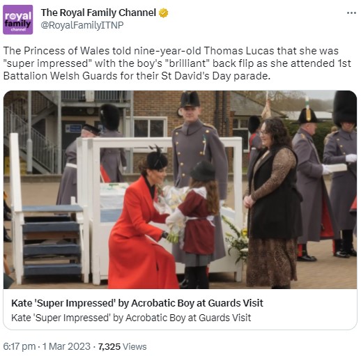 ウェールズの民族衣装を着た少女から花束を贈呈される皇太子妃（画像は『The Royal Family Channel　2023年3月1日付Twitter「The Princess of Wales told nine-year-old Thomas Lucas that she was “super impressed” with the boy’s “brilliant” back flip as she attended 1st Battalion Welsh Guards for their St David’s Day parade.」』のスクリーンショット）