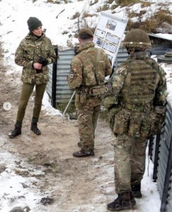 訓練場の案内を受ける皇太子妃（画像は『The Prince and Princess of Wales　2023年3月8日付Instagram「A snowy morning with the ＠irishguards on Salisbury Plain!」』のスクリーンショット）