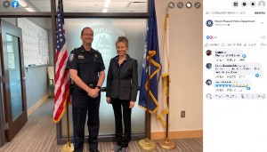 命を救ってくれた警察官と再会したタマラさん（画像は『Mount Pleasant Police Department　2023年3月1日付Facebook「Mount Pleasant, SC - On December 2, 2022,」』のスクリーンショット）