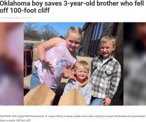 一緒にハイキングをしていた姉兄とライリー君（中央）（画像は『KAKE　2023年3月7日付「Oklahoma boy saves 3-year-old brother who fell off 100-foot cliff」』のスクリーンショット）