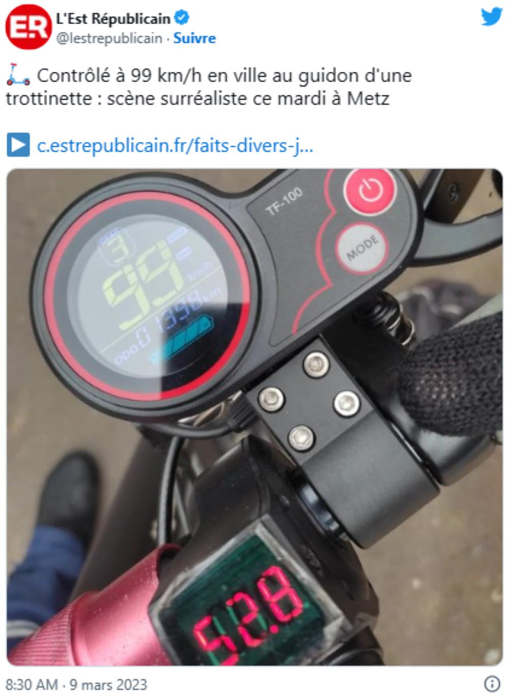 改造された電動キックボード（画像は『L’Est Republicain　2023年3月9日付Twitter「Contrôlé à 99 km/h en ville au guidon d’une trottinette」』のスクリーンショット）