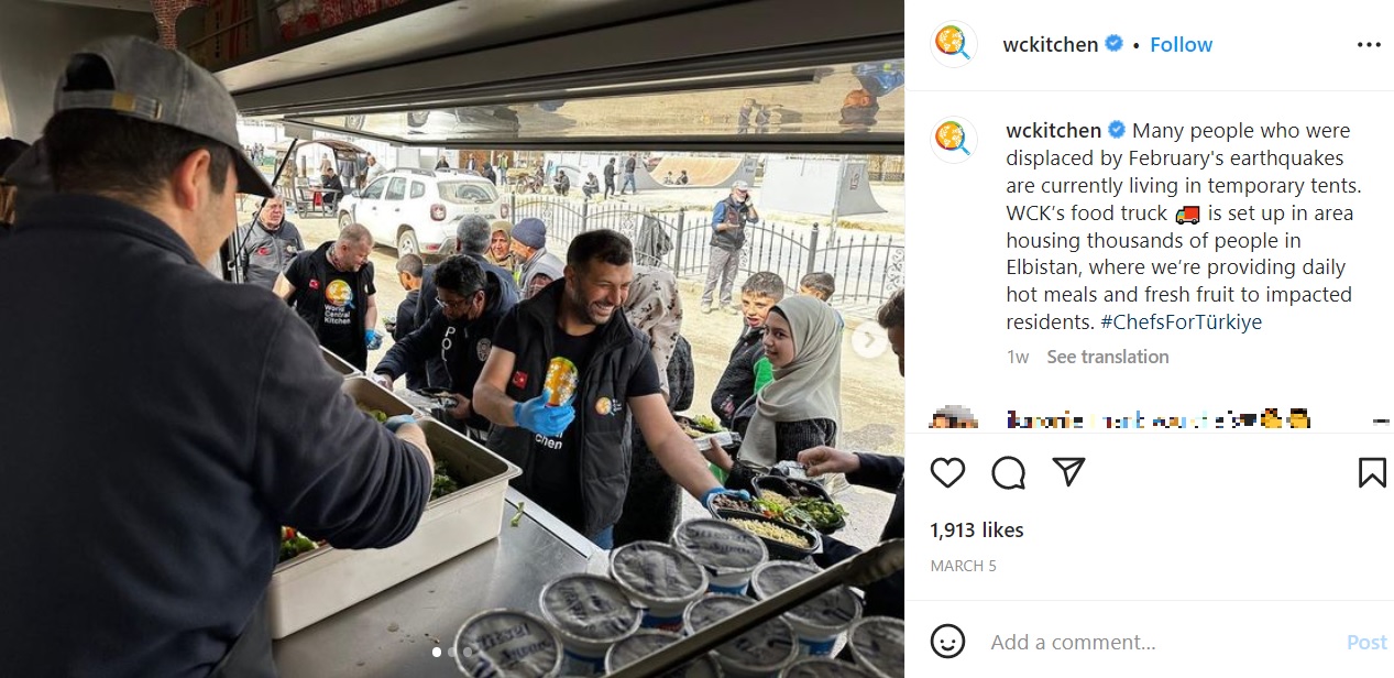 トルコの震災地で支援活動をする「ワールド・セントラル・キッチン」のボランティア（画像は『World Central Kitchen　2023年3月4日付Instagram「Many people who were displaced by February’s earthquakes are currently living in temporary tents.」』のスクリーンショット）