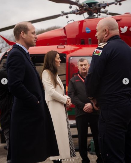 ウェールズ航空救急隊チャリティを訪れた夫妻（画像は『The Prince and Princess of Wales　2023年2月28日付Instagram「What a wonderful day in South Wales today!」』のスクリーンショット）