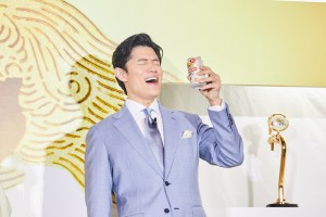 リニューアルされた「キリン一番搾り生ビール」を缶からビールを飲んで至福の表情を浮かべる鈴木亮平