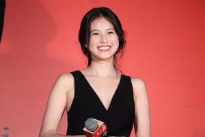 紅一点、ヒナタ役の今田美桜は胸元が大胆に開いたドレスで登場　映画『東京リベンジャーズ2 血のハロウィン編 –運命-/-決戦-』プレミアムナイト レッドカーペットイベント