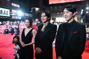 インタビューに応じる今田美桜、北村匠海、杉野遥亮　映画『東京リベンジャーズ2 血のハロウィン編 –運命-/-決戦-』プレミアムナイト レッドカーペットイベント