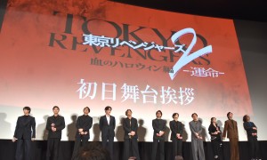 映画『東京リベンジャーズ2 血のハロウィン編 -運命-』初日舞台挨拶にずらりと並んだキャストと監督。左から高杉真宙、磯村勇斗、眞栄田郷敦、杉野遥亮、山田裕貴、北村匠海、吉沢亮、間宮祥太朗、今田美桜、清水尋也、英勉監督