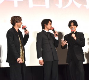 仲良さそうにわちゃわちゃ感全開の山田裕貴、北村匠海、吉沢亮。「仲間っていいよね」と口々に話していた