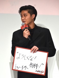 磯村勇斗も清水尋也と偶然にも同じ「よろしくな！相棒！（千冬）」を仲良く選んだ。磯村はタケミチの高校時代の親友・アッくんを演じた