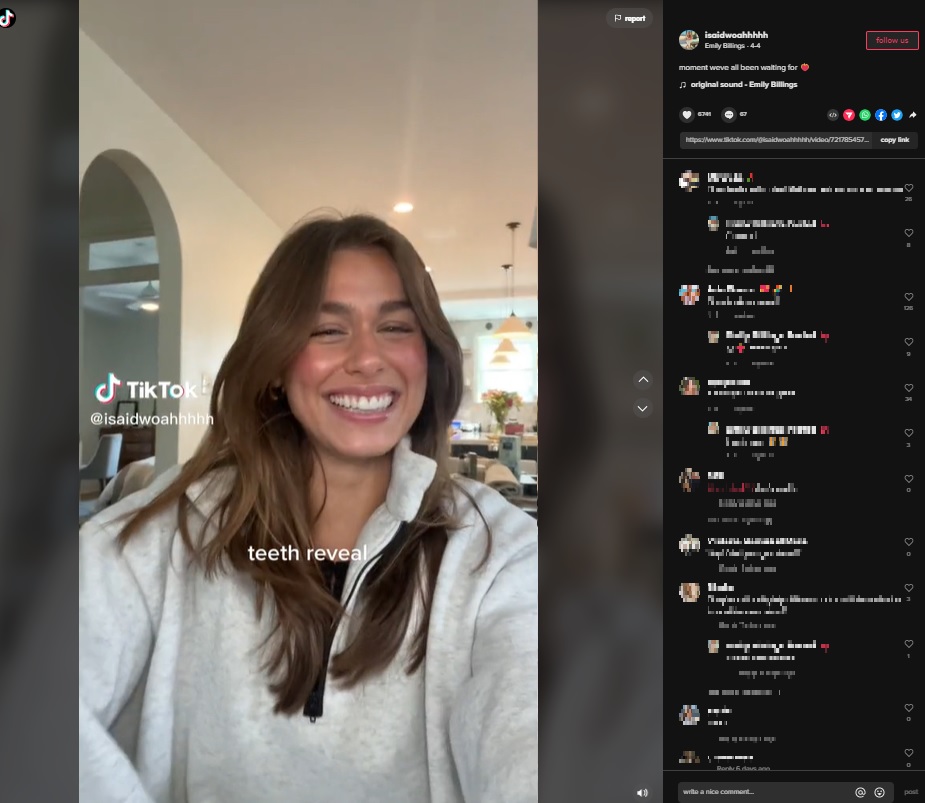 3月初めに古いクラウンを外してから約1か月後、待ちに待った新しいクラウンを入れてTikTokで披露するエミリーさん。他の白い歯と同じような輝きに思わず笑顔を見せる（画像は『Emily Billings　2023年4月4日付TikTok「moment weve all been waiting for」』のスクリーンショット）