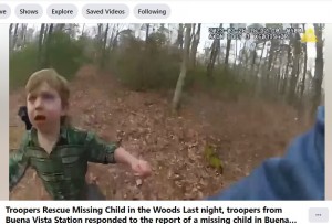 ラブラドール・レトリバーと一緒にいるところを発見され、警察官に「もう大丈夫だ！　こっちへおいで」と言われて、近づいてくる男児。「片方の靴を失くしちゃったんだ」と泣いて訴える（画像は『New Jersey State Police　2023年3月31日付Facebook「Troopers Rescue Missing Child in the Woods」』のスクリーンショット）