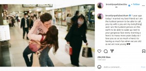 妻ニコラ・ペルツとキスをする写真に、結婚記念日の祝福メッセージを添えたブルックリン・ベッカム。ニコラはこの投稿に「あなたをとっても愛してる。あなたの妻でいるのが大好き」と返信していた（画像は『brooklynpeltzbeckham　2023年4月9日付Instagram「1 year ago today I married my best friend」』のスクリーンショット）