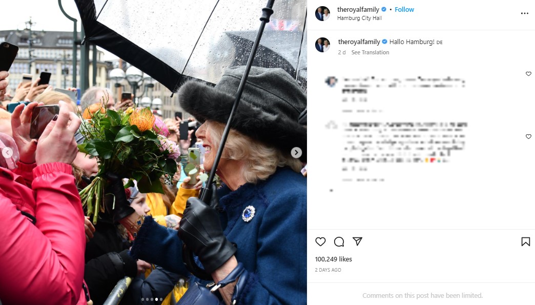 ハンブルグの人々から熱い歓迎を受けるカミラ王妃。胸元にはドイツ訪問にとって、特別な意味を持ち、歴代の王妃や女王に受け継がれてきたブローチが輝く（画像は『The Royal Family　2023年3月31日付Instagram「Hallo Hamburg!」』のスクリーンショット）