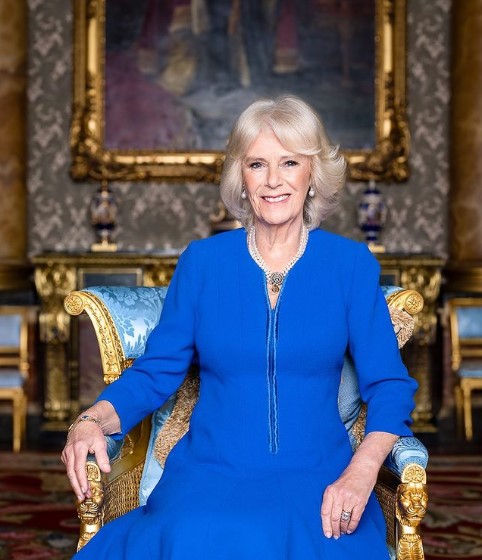 故エリザベス女王のイヤリングとネックレスを着け、女王に敬意を表したカミラ王妃。ロイヤル・ブルーのクレープコートドレスは英デザイナー「フィオナ・クレア」によるものだ（画像は『Hugo Burnand　2023年4月28日付Instagram「March 2023,』のスクリーンショット）