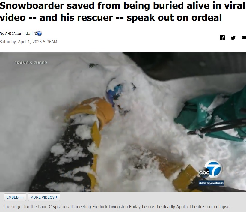 フランシスさんはまず両手で雪を掘り、イーアンさんの呼吸を確保。写真はイーアンさんのゴーグルが見えてきたところ。この後フランシスさんは、シャベルを使って雪を掻きだした（画像は『ABC7 Chicago　2023年4月1日付「Snowboarder saved from being buried alive in viral video -- and his rescuer -- speak out on ordeal」（FRANCIS ZUBER）』のスクリーンショット）