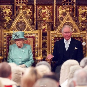 愛する母・エリザベス女王の最期は、メーガン妃に会わせないように配慮したとされるチャールズ国王（画像は『The Royal Family　2019年12月19日付Instagram「The Queen, accompanied by The Prince of Wales, opened a new session of Parliament this morning,」』のスクリーンショット）