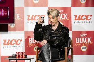 『UCC BLACK無糖』シリーズから新ラインナップされた『UCC BLACK無糖New Ground Fruity Blend 缶185g』を手にするMIYAVI