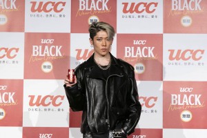 コーヒーはブラック派のMIYAVI。「本来の素材の味を感じるのが好きなので。このなりでキャラメルマキアートとか言ったら、逆におかしくないですか？」と笑わせる