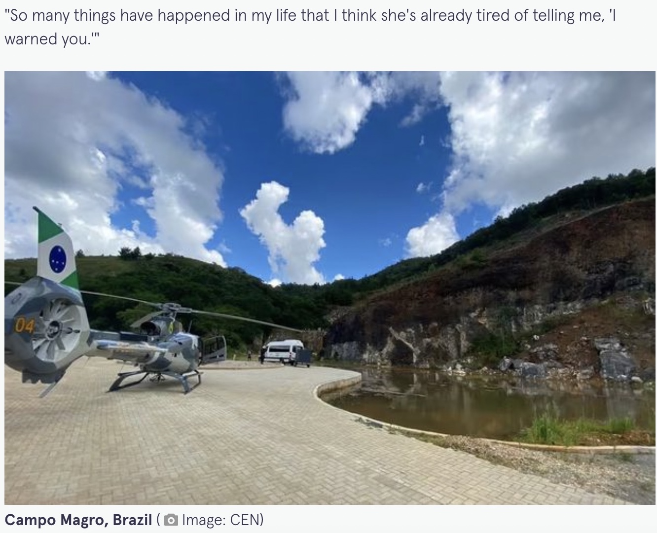 救助に向かった航空憲兵隊の医療チーム。その後ラファエルさんは、カンポ・ラルゴのロシオ病院（Rocio Hospital）に搬送されたそうだ（画像は『The Mirror　2023年5月5日付「Man goes bungee jumping to celebrate divorce - ends up plunging 70ft as it snaps」（Image: CEN）』のスクリーンショット）