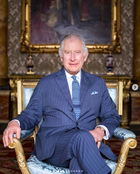 チャールズ国王の戴冠式を記念した新たな公式ポートレートが公開される。今度は国王が息子のウィリアム皇太子と孫のジョージ王子と並ぶ、3世代の集合写真だ（画像は『The Royal Family　2023年5月1日付Instagram「Prince Charles Philip Arthur George was born at Buckingham Palace on 14th November 1948 at 9.14pm,」』のスクリーンショット）