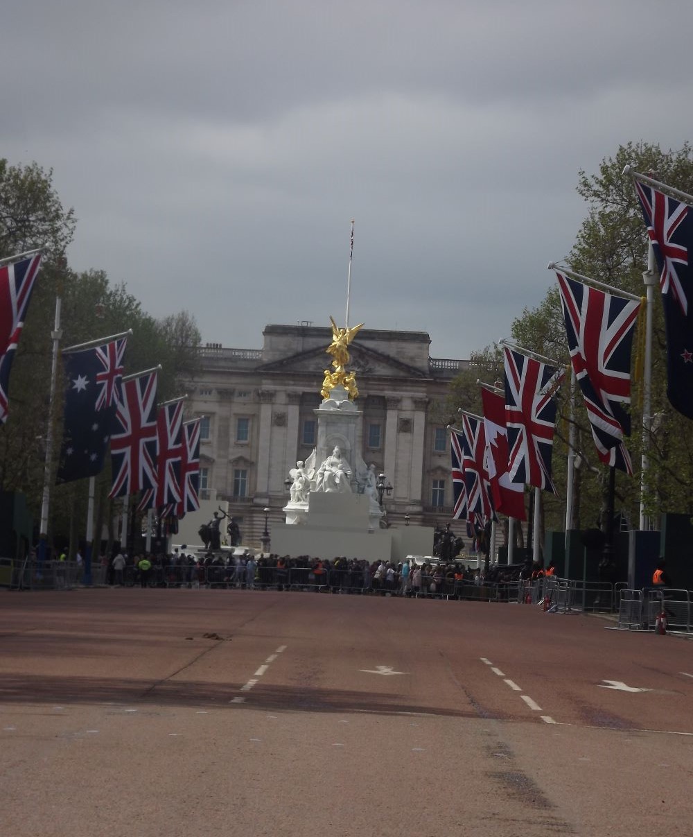 宮殿前の大通りザ・マルの沿道には、英国や英連邦国の国旗が掲げられた。ヴィクトリア女王記念碑の前にあるザ・マルは、道路を渡るだけに規制されていた
