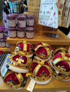 ロンドン塔にある王室公式ショップに陳列された、戴冠式を記念する土産品。チャールズ国王に戴冠された王冠を象った帽子が販売されていた