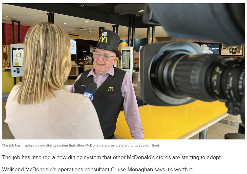 インタビューに応じるダリル・ホームズさん。同僚はほとんど孫のような世代だが「同僚はみんな素晴らしく、一緒に働けることを光栄に思います」と語っている（画像は『9News　2023年4月20日付「Retiree, 72, putting smiles on faces as one of McDonald’s oldest employees」（Nine）』のスクリーンショット）