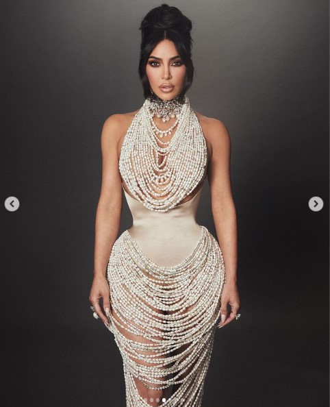 「METガラ」では毎回、個性的なファッションを見せてくれるキム・カーダシアン。今年は「スキャパレリ」のコルセットドレスを着用して登場（画像は『Kim Kardashian　2023年5月1日付Instagram「MET 2023」』のスクリーンショット）