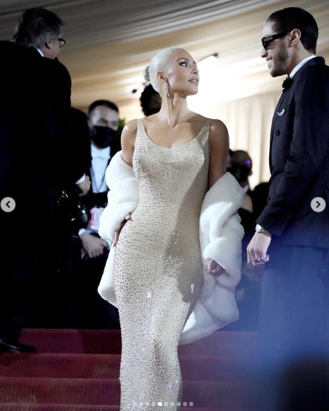 昨年の「METガラ」でマリリン・モンローが着た伝説のドレスを纏っていたキム・カーダシアン。このドレスを着るために行った過酷なダイエットも話題に（画像は『Kim Kardashian　2022年5月4日付Instagram「MET 2022」』のスクリーンショット）