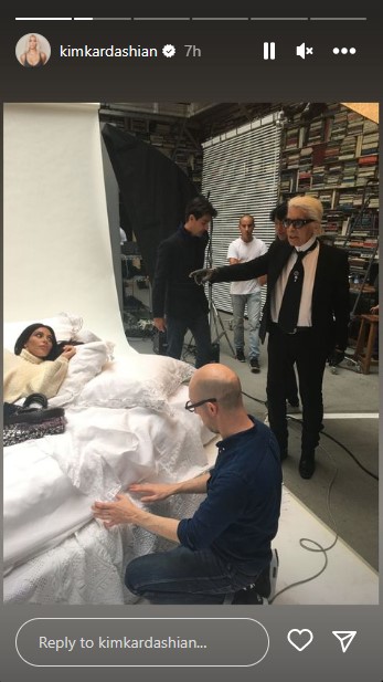 生前のカール・ラガーフェルド氏と写真撮影を行っていたキム・カーダシアン。今回のドレスは、作品の多くでパールを使用したカール氏へのオマージュとみられている（画像は『Kim Kardashian　2023年5月2日付Instagram』のスクリーンショット）