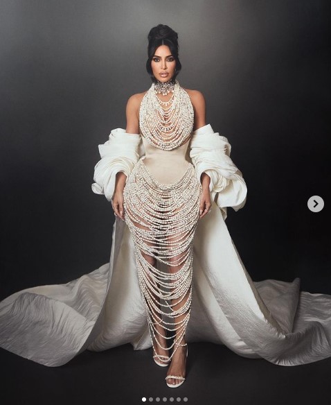 50,000個の淡水パールと16,000個のクリスタルを使用したドレスは、キム・カーダシアンのボディラインに沿うように12人の職人が1000時間以上を費やして手作りしたものだった（画像は『Kim Kardashian　2023年5月1日付Instagram「MET 2023」』のスクリーンショット）