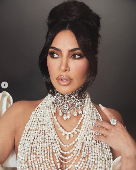 今年の「METガラ」では、淡水パールとクリスタルを全身にあしらったドレスを着用したキム・カーダシアン。ボディラインに沿って作られたドレスは動きが制限されてしまい、歩くのも容易ではなかったようだ（画像は『Kim Kardashian　2023年5月1日付Instagram「MET 2023」』のスクリーンショット）
