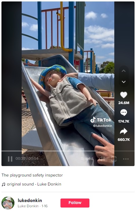 表面が36.9度と高温になった滑り台を滑っていく人形。「これのどこが安全なんだ」とその危険性を訴えるルークさん（画像は『Luke Donkin　2023年1月16日付TikTok「The playground safety inspector」』のスクリーンショット）