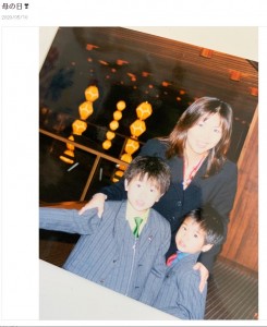 妻の小川菜摘と幼少期の息子たち。長男でミュージシャンのハマ・オカモトと浜田雅功は、2013年にラジオで初めて共演している（画像は『小川菜摘　2020年5月10日付オフィシャルブログ「母の日」』のスクリーンショット）