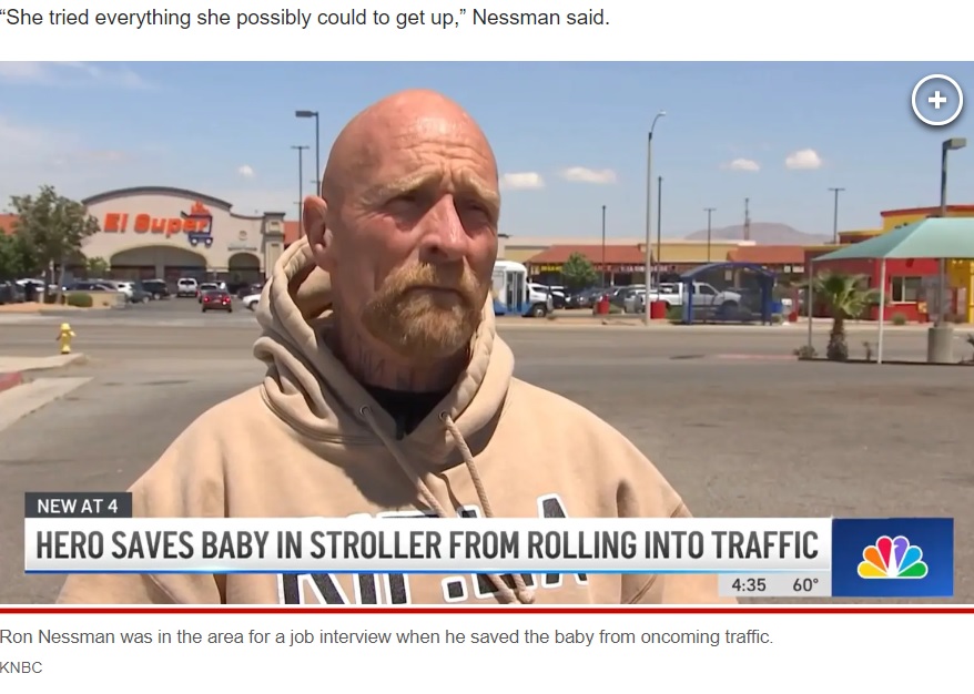 仕事の面接を終えたばかりだったというロンさん。ベビーカーが動き出すのを見てすぐに体が反応したそうで「考えている暇もなかった」と当時のことを振り返る（画像は『New York Post　2023年5月4日付「Homeless Good Samaritan on way to job interview stops baby in stroller from rolling onto highway」（KNBC）』のスクリーンショット）