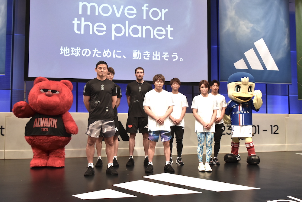 『adidas MOVE FOR THE PLANET キックオフチャレンジ』に参加した選手とマスコットキャラクターたち。それぞれいつもとは違う競技を楽しんだ