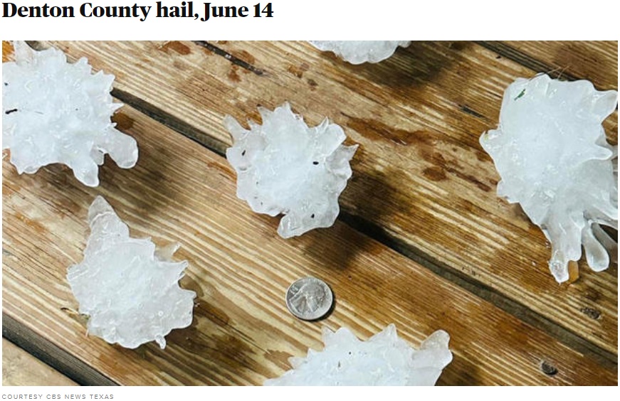 現地時間6月14日、ダラスの北に位置するデントン郡で撮影された雹。国立気象局は「ラージサイスからジャイアントサイズ」の雹注意報を出して人々に警戒を促していた（画像は『CBS News　2023年6月16日付「HAIL-uva storm system sweeps through North Texas」（COURTESY CBS NEWS TEXAS）』のスクリーンショット）