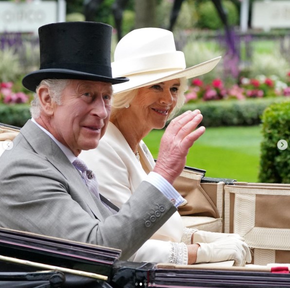 「ロイヤルアスコット」の初日に出席したチャールズ国王とカミラ王妃。夫妻は馬車に乗り、パレードを先導した（画像は『The Royal Family　2023年6月21日付Instagram「We wish the very best of good fortune to all the owners」』のスクリーンショット）