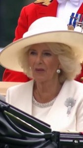 全身クリーム色の装いで登場したカミラ王妃。左胸にはエリザベス女王が所有したダイヤモンドのブローチが輝いていた（画像は『Official Ascot ＆ Royal Ascot　2023年6月21日付Instagram「The Royal Procession at ＃RoyalAscot 2023: Day One」』のスクリーンショット）