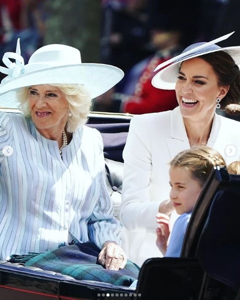昨年、エリザベス女王の公式誕生日祝賀祭に参加したキャサリン妃（当時）。この時、故ダイアナ妃のサファイア・イヤリングを初めて着けていた（画像は『The Royal Family　2022年6月2日付Instagram「Thank you for a wonderful first day of the ＃PlatinumJubilee Celebration Weekend!」』のスクリーンショット）
