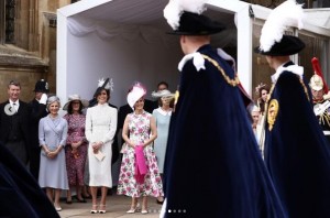 ローブを纏ったウィリアム皇太子を迎えるキャサリン皇太子妃。隣には花柄のドレスを着たソフィー妃が立っている（画像は『The Royal Family　2023年6月20日付Instagram「The King and Queen have led the Royal Family in the historic Order of the Garter Service and Procession at St George’s Chapel in Windsor.」』のスクリーンショット）