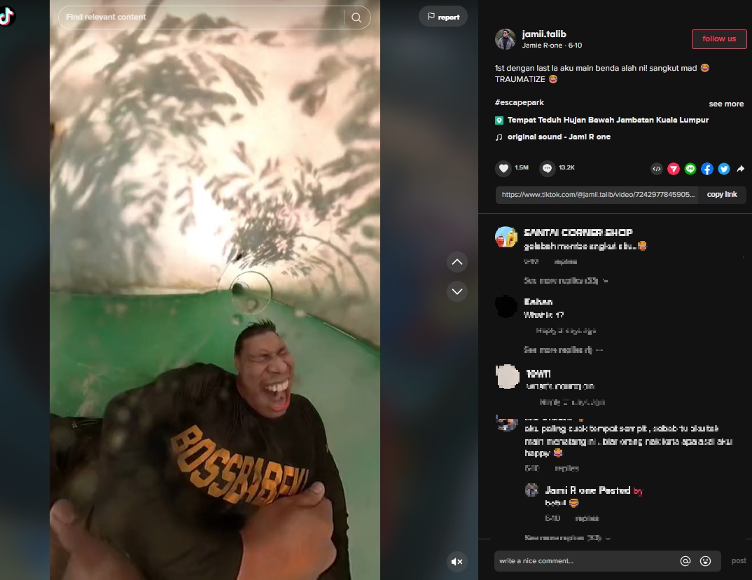 床が開き、急滑降するタイプのウォータースライダーに挑戦し順調に滑り降りていたジャーミーさん。この後、恐怖の瞬間が待っていた（画像は『Jami R one　2023年6月10日付TikTok「1st dengan last la aku main benda alah ni ! sangkut mad」』のスクリーンショット）