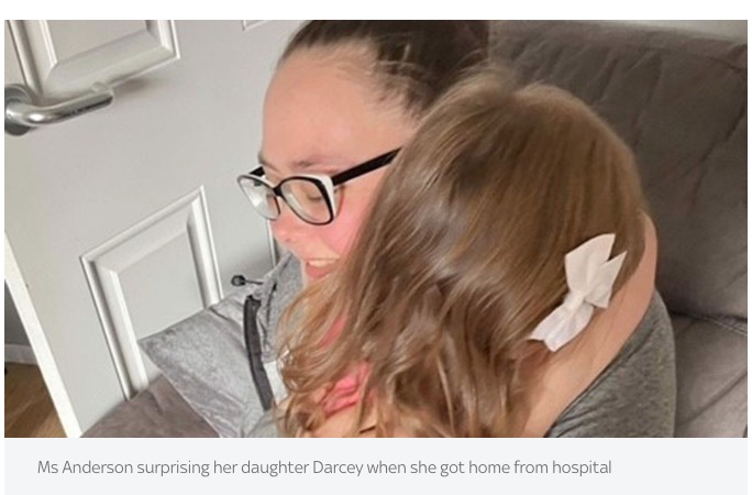 娘のダーシーちゃんは「スマートスピーカー」を使って、病を抱えている母親のエマさんの命を過去2回も救っている（画像は『Sky News　2023年7月3日付「Glasgow schoolgirl saves mum by calling for help on Alexa device」』のスクリーンショット）