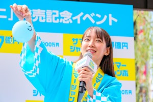 見事にヨーヨーを釣り上げて嬉しそうな吉岡里帆。初挑戦の矢本悠馬にアドバイスも。それが良かったのか矢本は次から次へとヨーヨーを釣り上げた