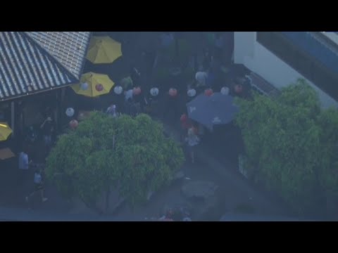 逃げ惑う買い物客たち。当日は近くのロサンゼルス・コンベンションセンターで『アニメ・エキスポ』が初日を迎えており、イベント参加者たちの多くがリトルトーキョーを訪れていた（画像は『FOX 11 Los Angeles　2023年7月1日公開 YouTube「Chaos in Little Tokyo after possibly armed suspect sprints toward nearby shoppers」』のサムネイル）
