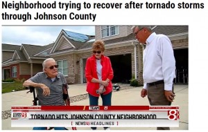 レナード・ディズニーさんとスーさん夫妻の家は、竜巻の被害で正面と後ろ側では全く様相が変わってしまったという。隣近所の家はどこもブルーシートで屋根が覆われ、街路樹もなぎ倒された（画像は『WISH-TV　2023年6月26日付「Neighborhood trying to recover after tornado storms through Johnson County」』のスクリーンショット）