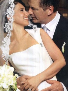 アレック・ボールドウィンが公開した結婚式を振り返る写真。ウエディングドレスを着たヒラリアさんはとても幸せそうだ（画像は『Alec Baldwin　2023年7月1日付Instagram「11 years and a day…」』のスクリーンショット）
