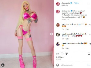 いくつもの整形手術によって、“人形”のような風貌となったアリシアさんは「見た目はいいがふしだらな女性」を自称している（画像は『Alicia Amira　2023年4月24日付Instagram「Put me on a leash cause I’m your plastic pet」』のスクリーンショット）